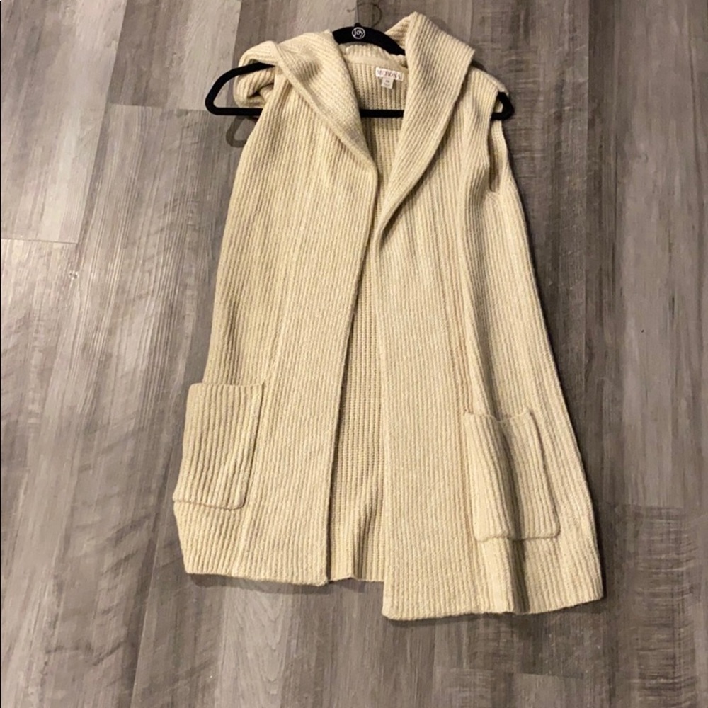 Sleeves hooded sweater with pockets